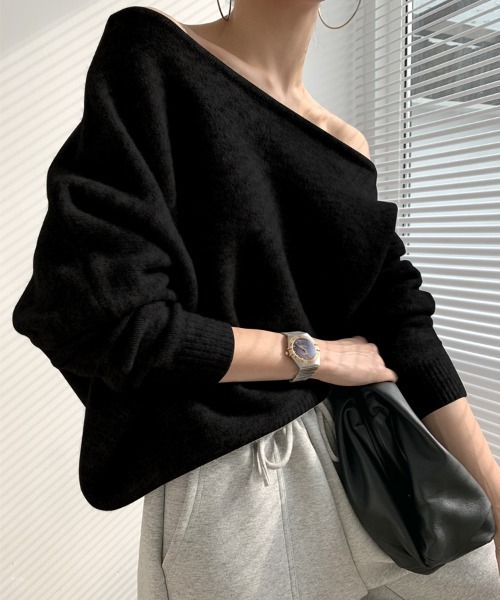 FAVORITO(ファヴォリート)の「オフショルダーセーター(ニット/セーター・レディース・ブラック/グレー/ベージュ・F)」の4枚目の写真