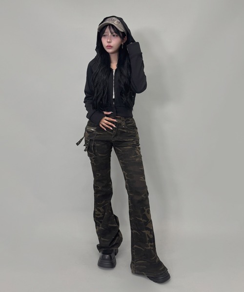 FOLLOWIN（フォロウィン）の「サイドポケット/スタッズデザインカモフラージュストレッチフレアデニム（デニムパンツ・レディース・カーキ・SMALL/MEDIUM/LARGE）」の3枚目の写真