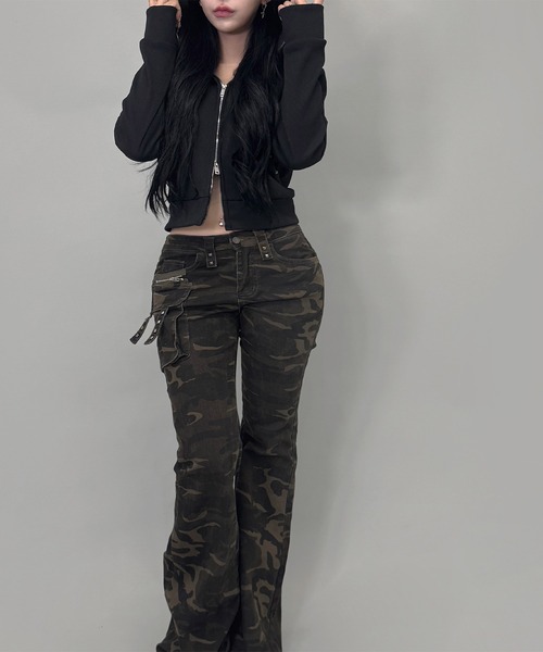 FOLLOWIN（フォロウィン）の「サイドポケット/スタッズデザインカモフラージュストレッチフレアデニム（デニムパンツ・レディース・カーキ・SMALL/MEDIUM/LARGE）」の4枚目の写真