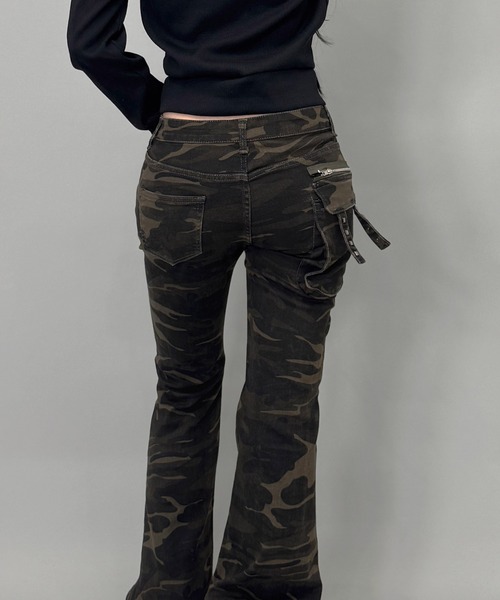 FOLLOWIN（フォロウィン）の「サイドポケット/スタッズデザインカモフラージュストレッチフレアデニム（デニムパンツ・レディース・カーキ・SMALL/MEDIUM/LARGE）」の5枚目の写真