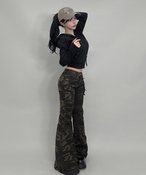 FOLLOWIN（フォロウィン）の「サイドポケット/スタッズデザインカモフラージュストレッチフレアデニム（デニムパンツ・レディース・カーキ・SMALL/MEDIUM/LARGE）」の10枚目の写真