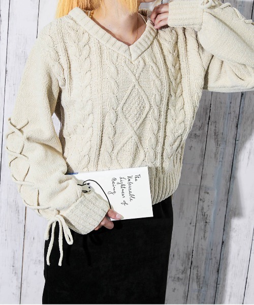 GORGE(ゴージ)の「《袖レースアップ×ケーブル編み》レディース モールニット Vネックプルオーバー ゆるシルエット 秋冬(ニット/セーター・レディース・ブラック/オフホワイト/ボルドー/グレイッシュベージュ/ピンク・F)」の3枚目の写真