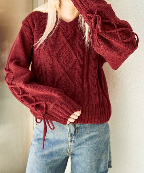GORGE(ゴージ)の「《袖レースアップ×ケーブル編み》レディース モールニット Vネックプルオーバー ゆるシルエット 秋冬(ニット/セーター・レディース・ブラック/オフホワイト/ボルドー/グレイッシュベージュ/ピンク・F)」の5枚目の写真