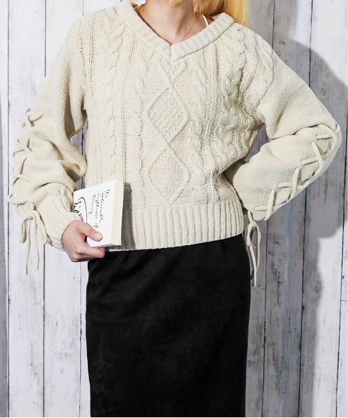 GORGE(ゴージ)の「《袖レースアップ×ケーブル編み》レディース モールニット Vネックプルオーバー ゆるシルエット 秋冬(ニット/セーター・レディース・ブラック/オフホワイト/ボルドー/グレイッシュベージュ/ピンク・F)」の7枚目の写真