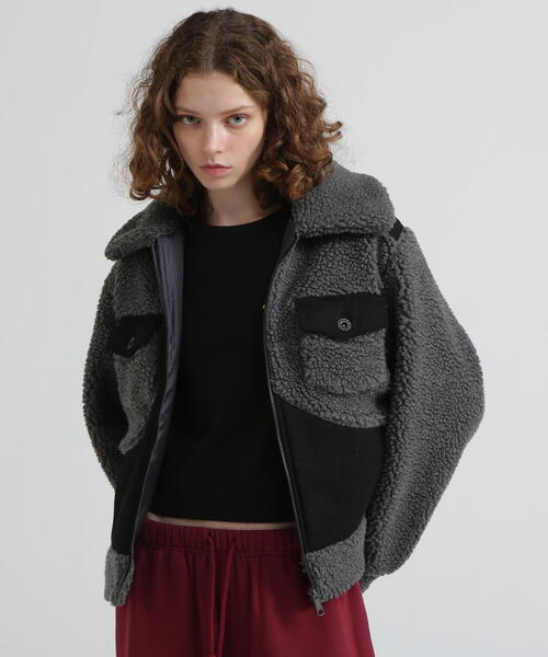 AVIREX(アヴィレックス)の「《直営店限定》BOA COMBI JACKET/ボアコンビジャケット(ブルゾン・レディース・ベージュ/チャコールグレー・M/S)」の2枚目の写真