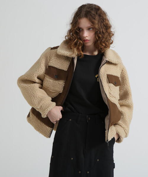AVIREX(アヴィレックス)の「《直営店限定》BOA COMBI JACKET/ボアコンビジャケット(ブルゾン・レディース・ベージュ/チャコールグレー・M/S)」の3枚目の写真