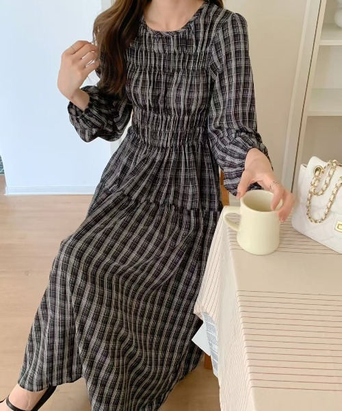 FINEnough（ファインナフ）の「チェック柄シャーリングワンピース（ワンピース・レディース・ブラウン/ワインレッド/ブラック・FREE）」の2枚目の写真