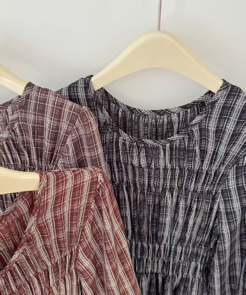 FINEnough（ファインナフ）の「チェック柄シャーリングワンピース（ワンピース・レディース・ブラウン/ワインレッド/ブラック・FREE）」の5枚目の写真