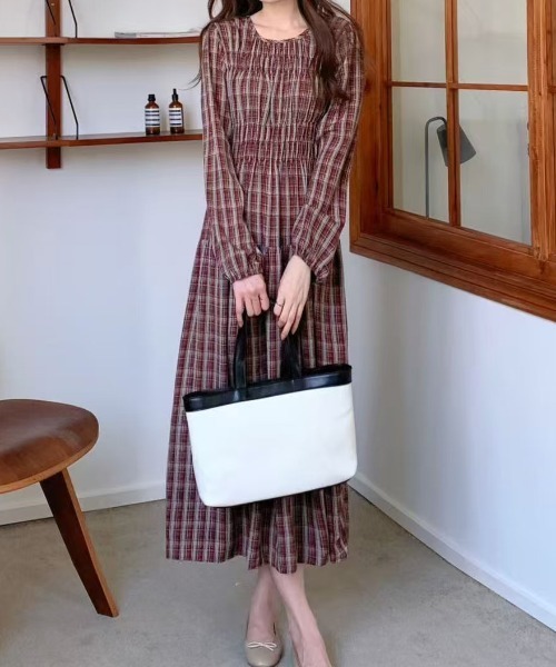 FINEnough（ファインナフ）の「チェック柄シャーリングワンピース（ワンピース・レディース・ブラウン/ワインレッド/ブラック・FREE）」の8枚目の写真