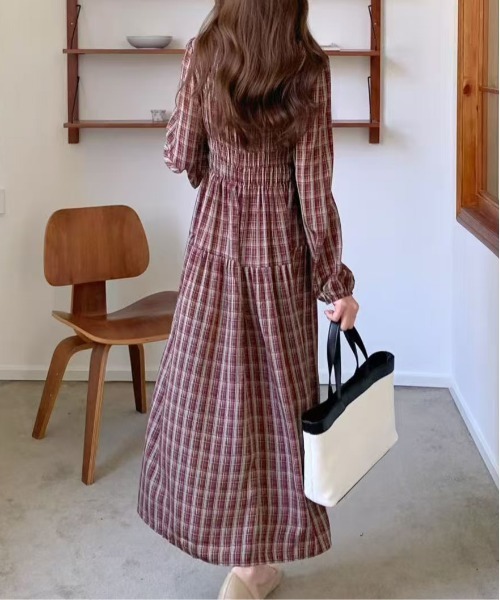 FINEnough（ファインナフ）の「チェック柄シャーリングワンピース（ワンピース・レディース・ブラウン/ワインレッド/ブラック・FREE）」の10枚目の写真