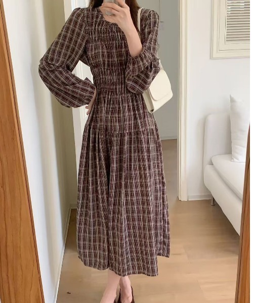 FINEnough（ファインナフ）の「チェック柄シャーリングワンピース（ワンピース・レディース・ブラウン/ワインレッド/ブラック・FREE）」の11枚目の写真