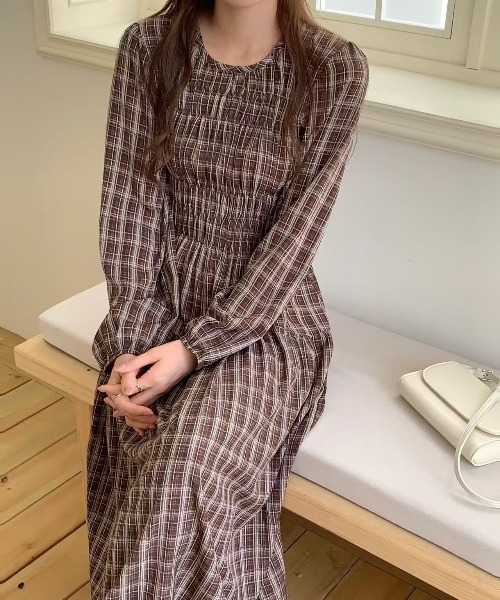 セール】チェック柄シャーリングワンピース（ワンピース）｜FINEnough