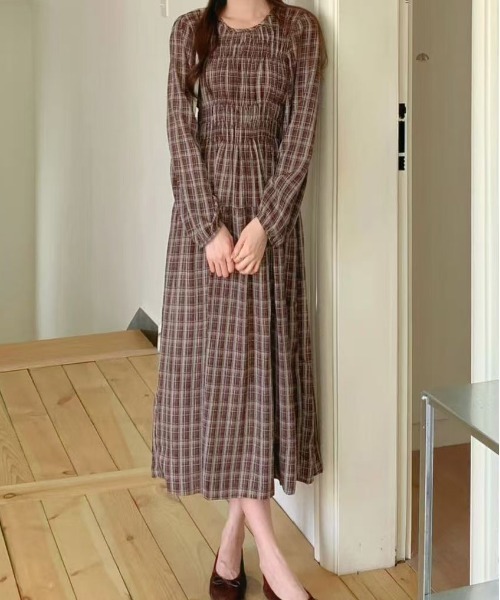 FINEnough（ファインナフ）の「チェック柄シャーリングワンピース（ワンピース・レディース・ブラウン/ワインレッド/ブラック・FREE）」の13枚目の写真