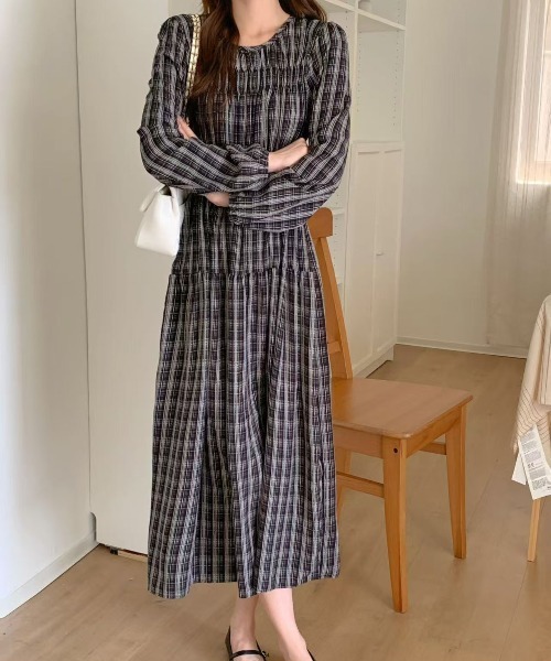 セール】チェック柄シャーリングワンピース（ワンピース）｜FINEnough