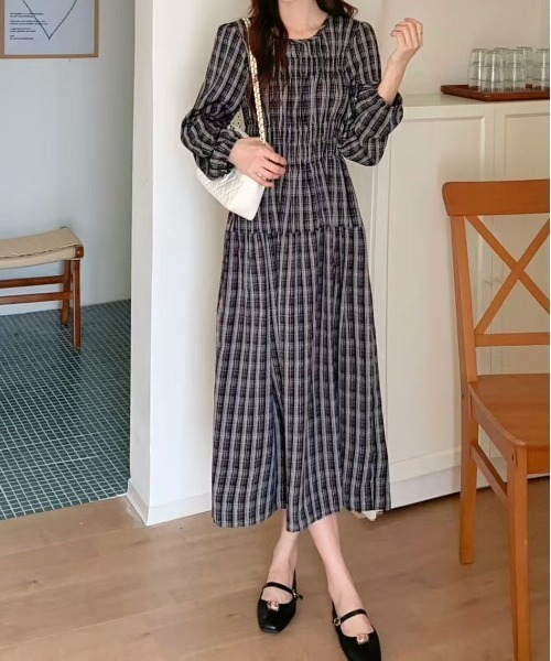 FINEnough（ファインナフ）の「チェック柄シャーリングワンピース（ワンピース・レディース・ブラウン/ワインレッド/ブラック・FREE）」の9枚目の写真