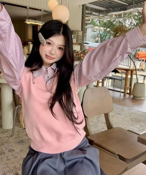 セール】25aw 前ししゅうロゴ/シャツレイヤード風ニットトップス