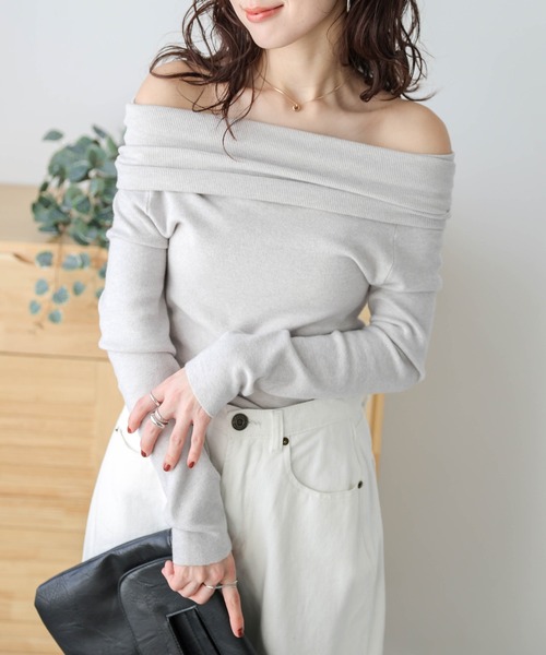 AMELY（エミリー）の「オフショルダーリブニットトップス（ニット/セーター・レディース・グレー/アイボリー/ブラック/オートミール・フリー）」の4枚目の写真
