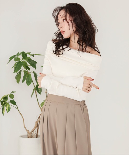 AMELY（エミリー）の「オフショルダーリブニットトップス（ニット/セーター・レディース・グレー/アイボリー/ブラック/オートミール・フリー）」の2枚目の写真