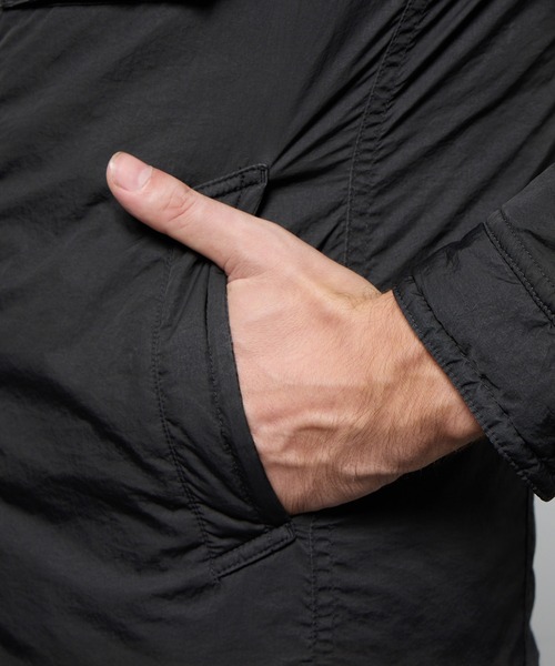 HIDEAWAYS NICOLE（ハイダウェイニコル）の「ナイロンタフタ　顔料プリント中綿ブルゾン（ミリタリージャケット・メンズ・ブラック/ネイビー・LARGE/MEDIUM/X-LARGE）」の11枚目の写真