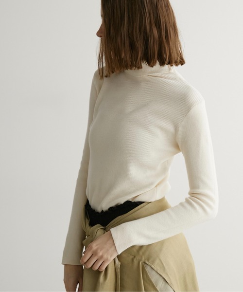 LOSCa（ロスカ）の「リブタートルニットトップス（ニット/セーター・レディース・ブラウン/グレー/ブラック/アイボリー・FREE）」の15枚目の写真