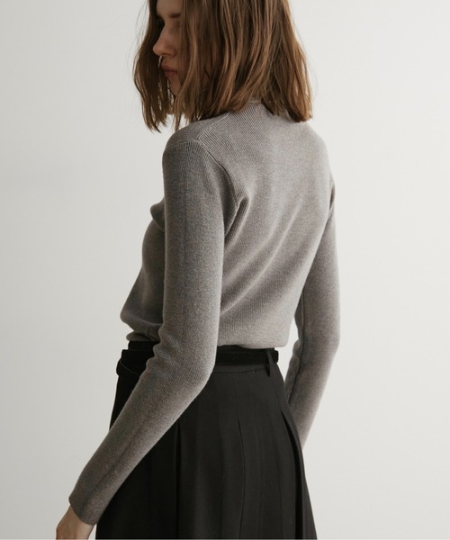 LOSCa（ロスカ）の「リブタートルニットトップス（ニット/セーター・レディース・ブラウン/グレー/ブラック/アイボリー・FREE）」の8枚目の写真