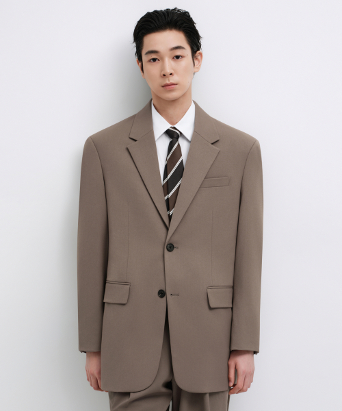 MUSINSA STANDARD(ムシンサスタンダード)の「特大ブレザー【ダスティベージュ】(テーラードジャケット・メンズ・その他・XX-LARGE/LARGE/MEDIUM/X-LARGE)」の1枚目の写真