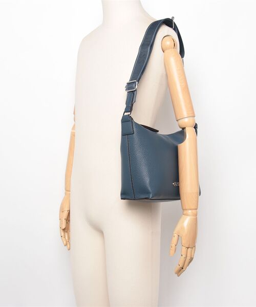 Guess(ゲス)の「MALEENA Convertible Top Zip ショルダーバッグ (ショルダーバッグ・レディース・ブラウン/グレー/ブラック/ネイビー・ONE SIZE)」の17枚目の写真