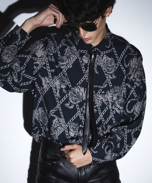 UNTAGE（アンテージ）の「トラプリントシャツ[ブラック(ユニセックス)]_UTS-FS19（シャツ/ブラウス・メンズ・その他・MEDIUM/LARGE）」の2枚目の写真