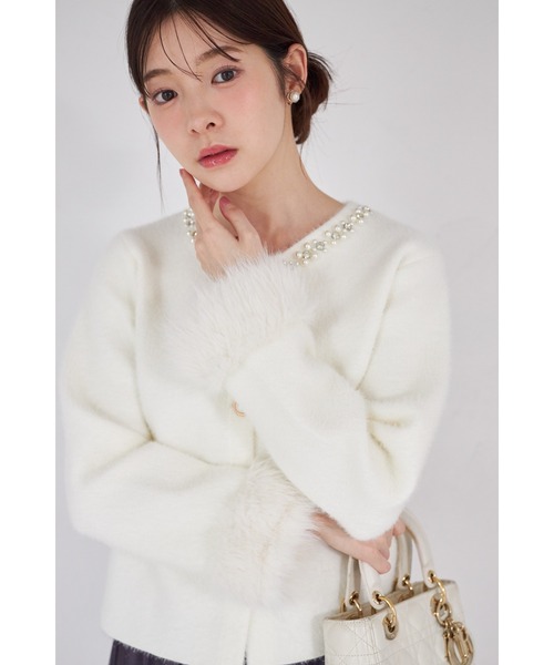 tocco closet(トッコ クローゼット)の「【ZOZO限定】ファー付きパールビジュー装飾シャギーニットジャケット(ノーカラージャケット・レディース・ホワイト/ブラック・M)」の2枚目の写真