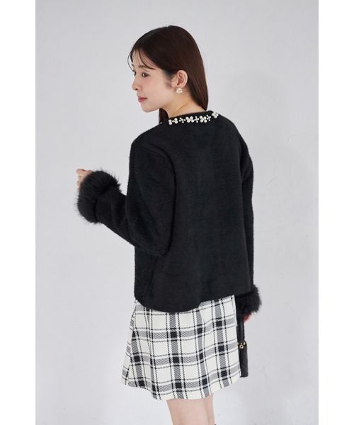 tocco closet(トッコ クローゼット)の「【ZOZO限定】ファー付きパールビジュー装飾シャギーニットジャケット(ノーカラージャケット・レディース・ホワイト/ブラック・M)」の16枚目の写真