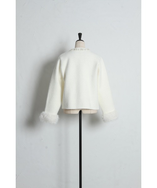 tocco closet(トッコ クローゼット)の「【ZOZO限定】ファー付きパールビジュー装飾シャギーニットジャケット(ノーカラージャケット・レディース・ホワイト/ブラック・M)」の21枚目の写真