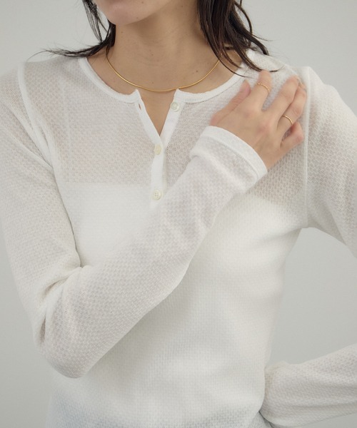 SALON adam et rope'(サロン アダム エ ロペ)の「鹿の子フライスヘンリーネックプルオーバー(Tシャツ/カットソー・レディース・ブラック/サックスブルー/オフホワイト・FREE)」の2枚目の写真