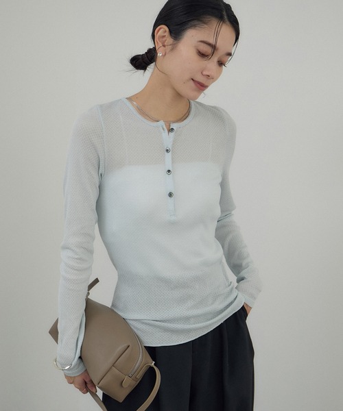 SALON adam et rope'(サロン アダム エ ロペ)の「鹿の子フライスヘンリーネックプルオーバー(Tシャツ/カットソー・レディース・ブラック/サックスブルー/オフホワイト・FREE)」の3枚目の写真