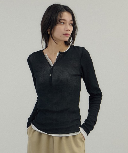 SALON adam et rope'(サロン アダム エ ロペ)の「鹿の子フライスヘンリーネックプルオーバー(Tシャツ/カットソー・レディース・ブラック/サックスブルー/オフホワイト・FREE)」の4枚目の写真