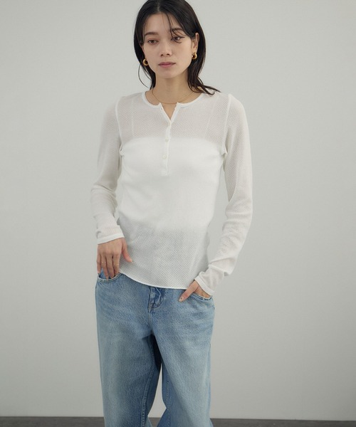 SALON adam et rope'(サロン アダム エ ロペ)の「鹿の子フライスヘンリーネックプルオーバー(Tシャツ/カットソー・レディース・ブラック/サックスブルー/オフホワイト・FREE)」の5枚目の写真