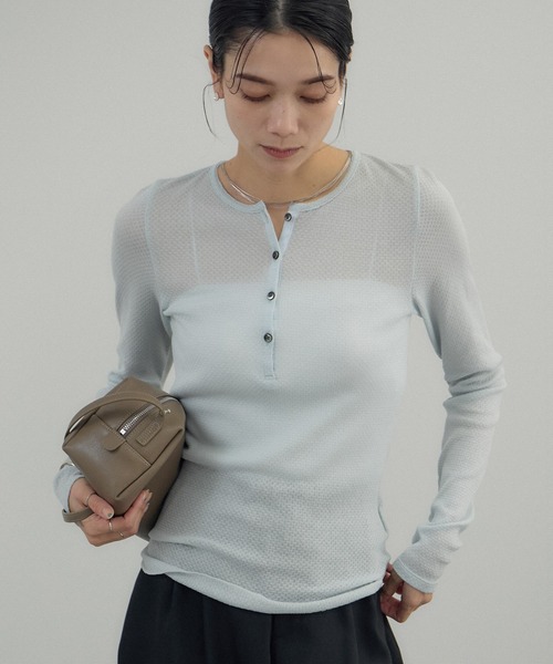 SALON adam et rope'(サロン アダム エ ロペ)の「鹿の子フライスヘンリーネックプルオーバー(Tシャツ/カットソー・レディース・ブラック/サックスブルー/オフホワイト・FREE)」の17枚目の写真