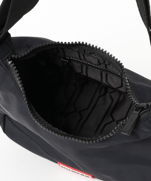 HUNTER（ハンター）の「【WEB限定】HUNTER / ナイロン ミニ ホーボー（ショルダーバッグ・レディース・オフホワイト/ブラック・ONE SIZE）」の4枚目の写真