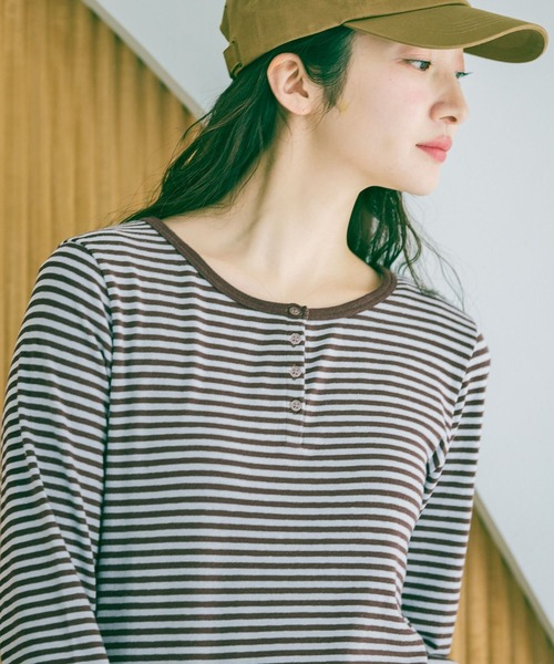 niko and...（ニコアンド）の「コットンヘンリーネックプルオーバー（Tシャツ/カットソー・レディース・レッド/ライトブルー/ネイビー・FREE）」の2枚目の写真