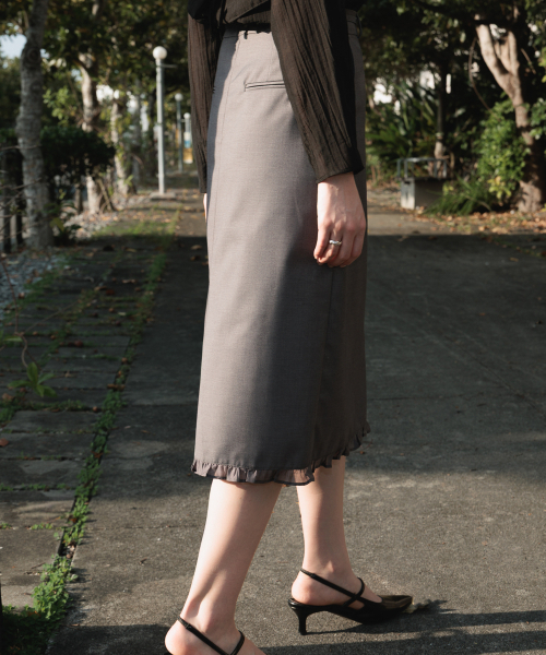 DEHEVE（デヘヴェ）の「Strap Point Frill Skirt [Gray]（スカート・レディース・アッシュグレー・SMALL/MEDIUM）」の2枚目の写真