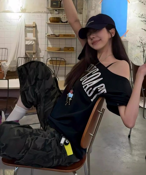 Songe（ソンジュ）の「ロゴプリントワンショルダー半袖Tシャツ（Tシャツ/カットソー・レディース・ネイビー/ブラック/ホワイト・M/L）」の18枚目の写真