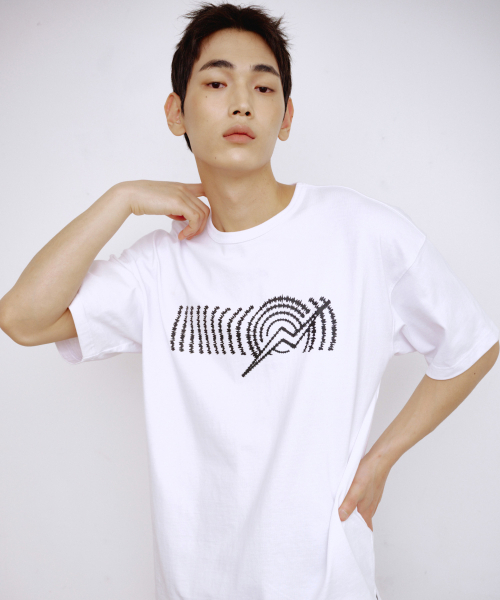KALAPATTHAR(カラパタール)の「グラフィックロゴ ルーズフィット Tシャツ - ホワイト(Tシャツ/カットソー・メンズ・その他・MEDIUM/LARGE/X-LARGE)」の1枚目の写真