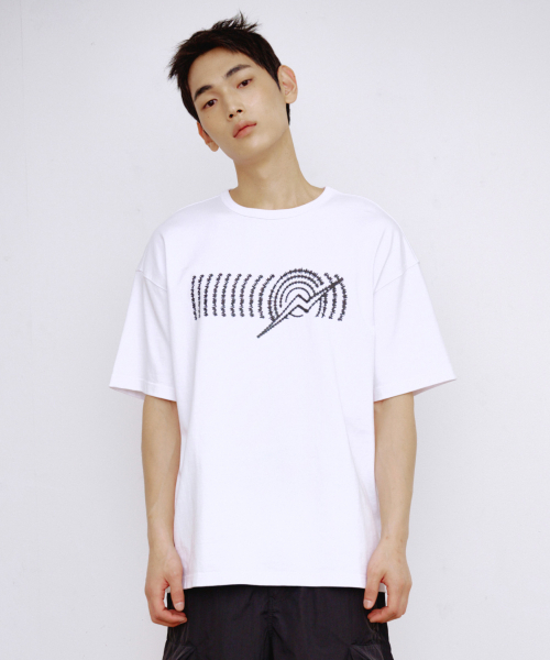 KALAPATTHAR(カラパタール)の「グラフィックロゴ ルーズフィット Tシャツ - ホワイト(Tシャツ/カットソー・メンズ・その他・MEDIUM/LARGE/X-LARGE)」の2枚目の写真