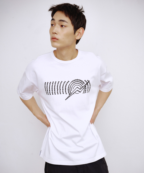 KALAPATTHAR(カラパタール)の「グラフィックロゴ ルーズフィット Tシャツ - ホワイト(Tシャツ/カットソー・メンズ・その他・MEDIUM/LARGE/X-LARGE)」の3枚目の写真