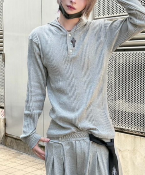 Never mind the XU / Chikashitsu+(ネバーマインド ザ エックスユー / チカシツプラス)の「【nmtc+】hooded henley neck long sleeve / 【エヌエムティーシープラス】フード付きヘンリーネック長袖Tシャツ <着用動画あり>(Tシャツ/カットソー・メンズ・グレー/ブラック/アイボリー・ONE SIZE)」の3枚目の写真