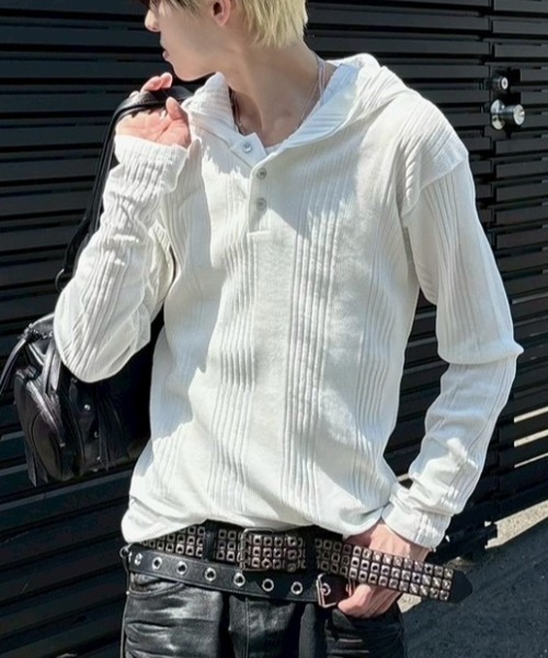 Never mind the XU / Chikashitsu+(ネバーマインド ザ エックスユー / チカシツプラス)の「【nmtc+】hooded henley neck long sleeve / 【エヌエムティーシープラス】フード付きヘンリーネック長袖Tシャツ <着用動画あり>(Tシャツ/カットソー・メンズ・グレー/ブラック/アイボリー・ONE SIZE)」の2枚目の写真
