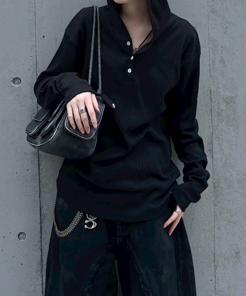 Never mind the XU / Chikashitsu+(ネバーマインド ザ エックスユー / チカシツプラス)の「【nmtc+】hooded henley neck long sleeve / 【エヌエムティーシープラス】フード付きヘンリーネック長袖Tシャツ <着用動画あり>(Tシャツ/カットソー・メンズ・グレー/ブラック/アイボリー・ONE SIZE)」の5枚目の写真