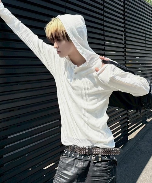Never mind the XU / Chikashitsu+(ネバーマインド ザ エックスユー / チカシツプラス)の「【nmtc+】hooded henley neck long sleeve / 【エヌエムティーシープラス】フード付きヘンリーネック長袖Tシャツ <着用動画あり>(Tシャツ/カットソー・メンズ・グレー/ブラック/アイボリー・ONE SIZE)」の18枚目の写真
