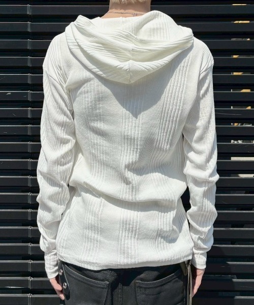 Never mind the XU / Chikashitsu+(ネバーマインド ザ エックスユー / チカシツプラス)の「【nmtc+】hooded henley neck long sleeve / 【エヌエムティーシープラス】フード付きヘンリーネック長袖Tシャツ <着用動画あり>(Tシャツ/カットソー・メンズ・グレー/ブラック/アイボリー・ONE SIZE)」の8枚目の写真