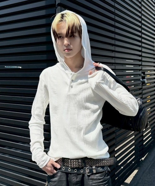 Never mind the XU / Chikashitsu+(ネバーマインド ザ エックスユー / チカシツプラス)の「【nmtc+】hooded henley neck long sleeve / 【エヌエムティーシープラス】フード付きヘンリーネック長袖Tシャツ <着用動画あり>(Tシャツ/カットソー・メンズ・グレー/ブラック/アイボリー・ONE SIZE)」の19枚目の写真