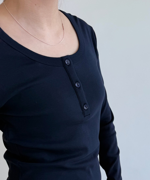 BAUM UND PFERDGARTEN（バウムウンドヘルガーデン）の「【BAUM UND PFERDGARTEN/バウム ウンド ヘルガーデン】MAIN ロングTEEシャツ（Tシャツ/カットソー・レディース・ネイビー/ホワイト・FREE）」の8枚目の写真